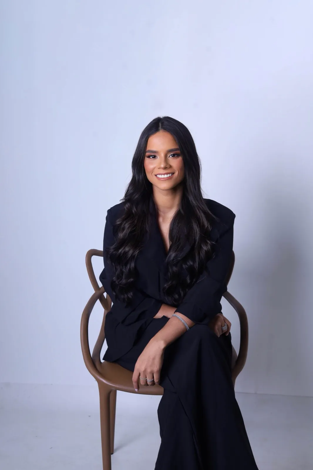 Beatriz Barreto, arquiteta de interiores, sentada sorrindo
